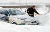 В снежных заносах застряли 630 автомобилей с людьми