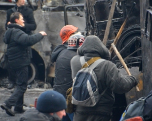 На Грушевского собралось около сотни активистов