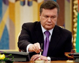 Янукович підписав закон &quot;про амністію&quot; і відмінив &quot;диктатуру&quot;