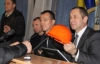 Активисты подарили губернатору Винницкой области каску и пообещали покинуть облсовет