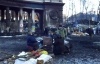 На Грушевского спокойно: активисты расчищают проезжую часть, фотографируются и рассматривают отверстия от пуль