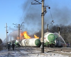 На Донеччині з рейок зійшли 26 цистерн з газом, 2 з них вибухнули