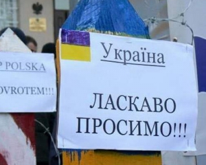 Українські митники не пропустили 10 тонн  гуманітарної допомоги з Польщі