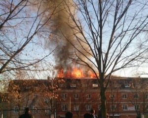 В Киеве на Подоле пылает офисный центр, огонь угрожает соседним зданиям
