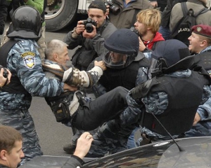 За протистояння на Майдані влада обдаровує силовиків медалями і званнями
