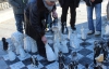 На Майдане играют в шахматы гигантскими фигурками