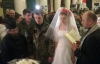 Первая "революционная свадьба" на Майдане: арка из резиновых дубинок, каски и Бандера