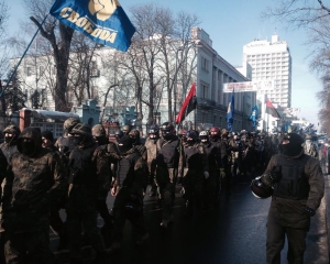 Протестувальники дійшли до стін Верховної Ради і закликають до "Революції гідності"