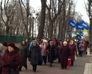 Под Радой сторонники Майдана и Антимайдана поссорились