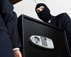 В Виннице с круглосуточной аптеки ночью вынесли сейф с 20 тысячами