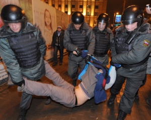 В России полиция задержала более 40 участников флеш-моба в поддержку оппозиционного телеканала