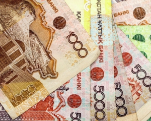 В Казахстане паника из-за девальвации: магазины закрывают, обменники парализованы
