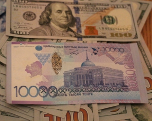 Девальвація у Казахстані: люди втратили 1/5 своїх заощаджень і пікетують Нацбанк