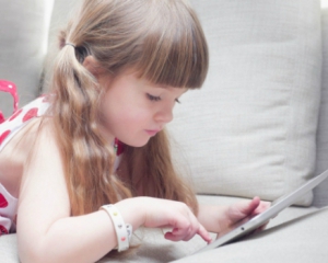 До трьох років дитина повинна користуватися гаджетами не більше години на день