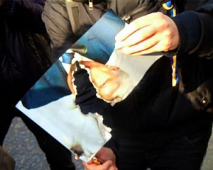 Одеська міліція відкрила справу за спалення фотографій Захарченка та Пшонки