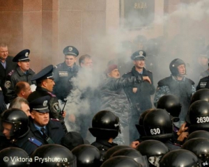 Столкновение под Радой: в &quot;Беркут&quot; полетели дымовые шашки