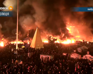 Силовики перелезли через баррикаду на Майдане и пытаются ее разобрать - центр Киева накрыл дым