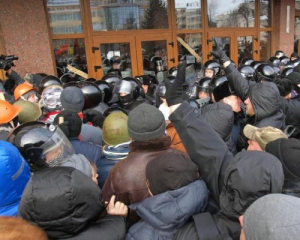 Во Франковске активисты захватили здания СБУ, МВД и прокуратуры