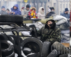 Майданівці захопили консерваторію і будують барикади з землі