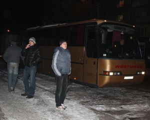 17 автобусов с крымскими &quot;титушками&quot; пытаются прорваться в Киев