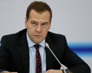Медведев намекнул, что об власть Януковича вытирают ноги, как о тряпку
