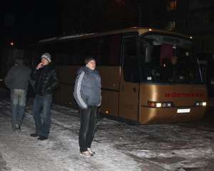 На Черкащині люди зупинили 10 автобусів з тітушками, які прямували на Київ