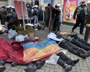 На Майдані активно прибирають територію і проводжають загиблих пострілами у повітря