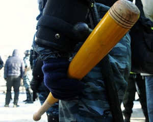&quot;Не віддамо Донбас фашистам&quot; - 1500 молодиків з дубинками зібралися біля Донецької ОДА