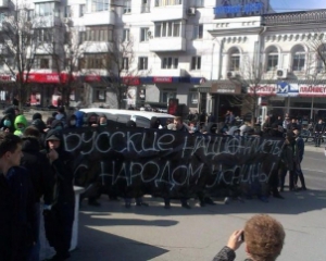 Ультрас і російські націоналісти вийшли на 10-тисячний мітинг татар у Криму