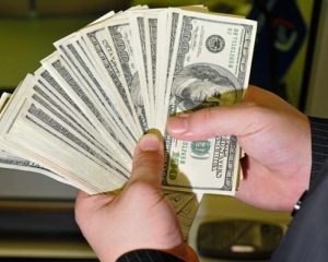 Українські міняйли заробляють десятки тисяч гривень на доларовій паніці