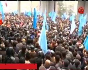 Під кримським парламентом б&#039;ються прапорами, постраждали міліціонери