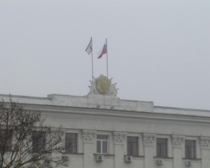 Над кримським парламентом - російські стяги. Будівлю захопили озброєні люди