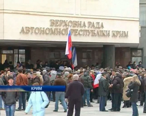 "Загарбники" кримського парламенту озброєні автоматами Калашникова, снайперськими гвинтівками та РПГ