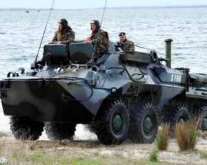 СМИ: На подъезде в Крым стоит тысяча танков и БТРов
