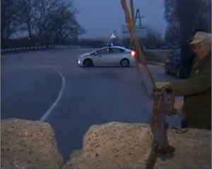 Дороги в Крым перекрыли блокпостами, которые охраняет Беркут и вооруженные люди в камуфляже
