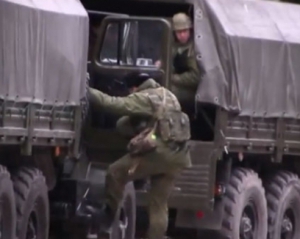 В аэропорту Симферополя обнаружили вооруженных российских военных