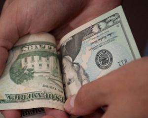 Доллар рухнул ниже 10 гривен
