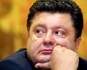 Порошенко освистали и не впустили в здание крымского парламента