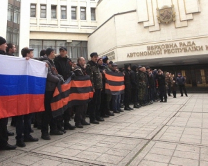 &quot;Cпочатку звільнимо Крим, а потім - всю Україну&quot; - біля кримського парламенту проходить проросійський мітинг