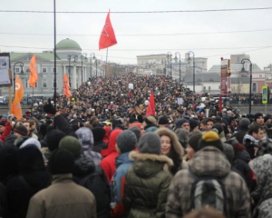 Центром Москви йде 20-тисячна хода за агресію Путіна