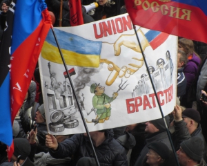 Митингующие под флагами России штурмуют Одесскую ОГА