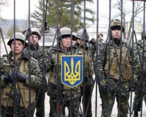 Родинам українських офіцерів погрожують виселенням з Криму
