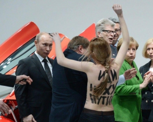 В Симферополе казаки и милиция задержали обнаженных активисток Femen