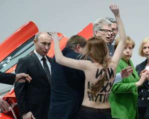 У Сімферополі козаки і міліція затримали оголених активісток Femen