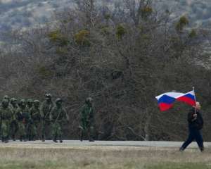 Російські війська продовжують масово стягувати до Криму