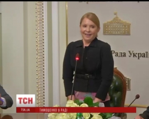 Тимошенко вперше після лікування з&#039;явилася на людях: у Раді, на височенних підборах, з милицею