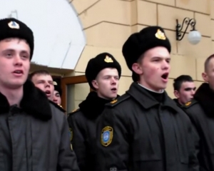 В Севастополе курсанты после поднятия флагов РФ спели Гимн Украины