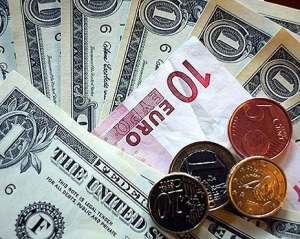 Крах гривны: курс доллара подскочил на 30 копеек, а евро пробил 15 грн