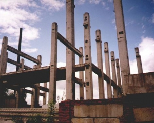 У столиці масово зупиняють будівництво