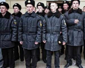 В Крыму оккупанты устроили обыск украинских курсантов, читали даже СМС